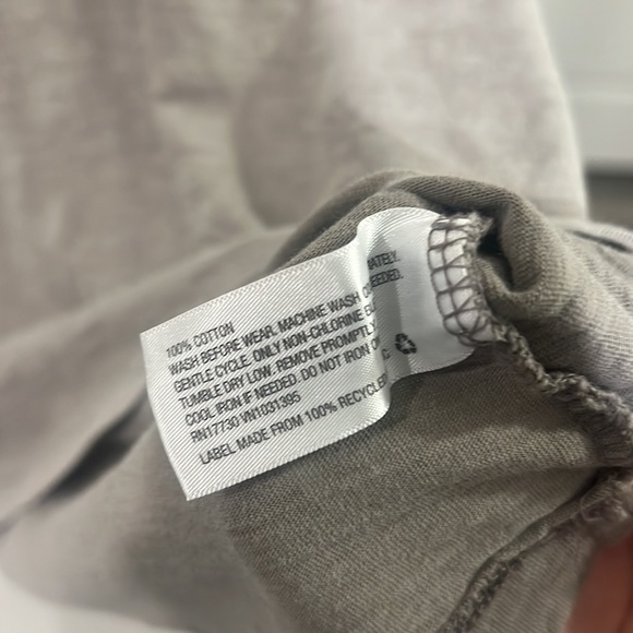 Universal Thread | Grey Tee | M - Picture 3 of 4